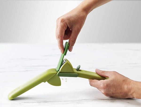 Joseph Joseph CleanForce Garlic Press - Garlic Mincer with Trigger-Operated Wiper Blade & Handy Cleaning Tool, Green